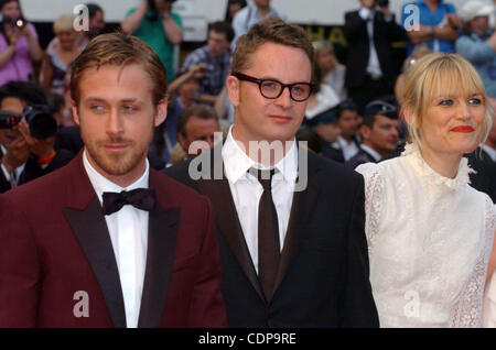 22 maggio 2011 - Cannes, Francia - (L-R) attore Ryan Gosling, direttore di Nicolas Winding Refn e LIV CORFIXEN frequentare il 'Les Bien-Aimes' (l'Amato) Premiere e cerimonia di chiusura durante la 64th International Cannes Film Festival. (Credito Immagine: © Frederic Injimbert/ZUMAPRESS.com) Foto Stock