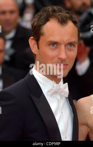 22 maggio 2011 - Cannes, Francia - i membri della giuria Jude Law assiste il 'Les Bien-Aimes' (l'Amato) Premiere e cerimonia di chiusura durante la 64th International Cannes Film Festival. (Credito Immagine: © Frederic Injimbert/ZUMAPRESS.com) Foto Stock