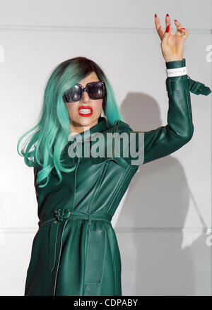 Giugno 21, 2011 - Narita, Giappone - Lady Gaga arriva a Narita aeroporto Internazionale di Narita, nella prefettura di Chiba, Giappone. Ella è in Giappone per partecipare alla MTV Video Music aiuto il Giappone che avrà luogo il 25 giugno. (Credito Immagine: © Junko Kimura/Jana premere/ZUMAPRESS.com) Foto Stock