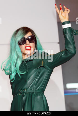 Giugno 21, 2011 - Narita, Giappone - cantante Lady Gaga gesti come lei arriva all'Aeroporto Internazionale di Narita. Il musicista è in Giappone a partecipare a MTV Video Music aiuto il Giappone che avrà luogo il 25 giugno. (Credito Immagine: © Koichi Kamoshida Jana/press/ZUMAPRESS.com) Foto Stock