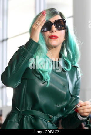 Giugno 21, 2011 - Narita, Giappone - Lady Gaga arriva a Narita aeroporto Internazionale di Narita, nella prefettura di Chiba, Giappone. Ella è in Giappone per partecipare alla MTV Video Music aiuto il Giappone che avrà luogo il 25 giugno. (Credito Immagine: © Koichi Kamoshida Jana/press/ZUMAPRESS.com) Foto Stock