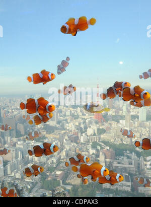 Luglio 14, 2011 - Tokyo, Giappone - Tokyo il grattacielo è visto dietro il pesce di anemone visualizzato durante la 'Sky acquario 2011" presso il Tokyo City View del Roppongi Hills a Tokyo in Giappone. L'acquario è tenuto all'altezza di 250m dal suolo dal 15 luglio al 25 settembre. (Credito Immagine: © Hiroki Ya Foto Stock