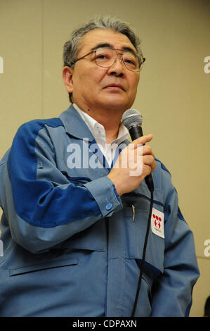 Luglio 19, 2011 - Tokyo, Giappone - TOSHIO NISHIZAWA, il Presidente Tokyo Electric Power Co. (TEPCO) partecipa a una conferenza stampa congiunta con il Goshi Hosono, Ministro di Stato incaricato di gestire la crisi nucleare presso la sede della TEPCO a Tokyo il 19 luglio 2011. Primo Ministro giapponese Naoto Kan e TE Foto Stock