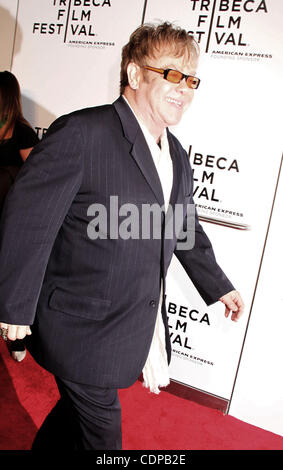 Apr. 20, 2011 - New York New York, Stati Uniti - Musicista ELTON JOHN frequenta la New York premiere di "unione" tenutosi a serata di apertura per la decima edizione della Tribeca Film Festival tenutosi presso il giardino d'inverno. (Credito Immagine: © Nancy Kaszerman/ZUMAPRESS.com) Foto Stock