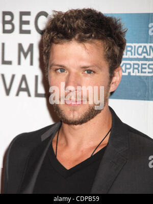 Apr. 21, 2011 - New York New York, Stati Uniti - Attore Ryan Phillippe assiste il New York premiere di 'Il Bang Bang Club" tenutasi durante la decima edizione della Tribeca Film Festival a TPAC. (Credito Immagine: © Nancy Kaszerman/ZUMAPRESS.com) Foto Stock