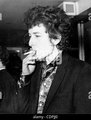 Aprile 27, 1965 - Londra, Inghilterra, Regno Unito - Cantante Folk di BOB DYLAN di fumare una sigaretta. Dylan è in città per il suo tour britannico al Savoy Hotel. (Credito Immagine: © Keystone foto/ZUMAPRESS.com) Foto Stock