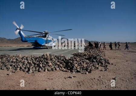 Apr 25, 2011 - Naw Zad, Helmand, Afghanistan - afghani a bordo di un civile elicottero contratta al di fuori di funzionamento in avanti Cafferata Base vicino alla città di Naw Zad a Naw Zad distretto nella provincia di Helmand, Afghanistan, lunedì. ISAF forze della coalizione che fanno molto affidamento su airpower per il trasporto e la logistica Foto Stock