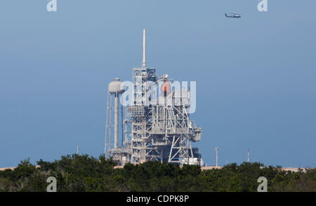 Cape Canaveral, in Florida - USA un elicottero presidenziale passato vola pad 39A dopo che il Presidente Barack Obama ha visitato il John F. Kennedy Space Center, venerdì 29 febbraio 2011. Il Presidente e la prima famiglia erano impostati per assistere al lancio di sforzo fino a quando il lancio è stata strofinata fino al 2 maggio 2011 a th Foto Stock