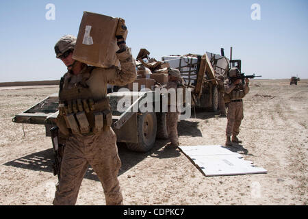 Maggio 02, 2011 - Naw Zad, Helmand, Afghanistan - STATI UNITI Marines di Lima Company, 3° battaglione del 2° Reggimento Marine ricaricare i materiali di consumo che è caduto il carrello durante una missione di rialimentazione neas Jahazi a Naw Zad distretto nella provincia di Helmand, Afghanistan. Il rifornimento di truppe è una sfida importante per ISAF coali Foto Stock