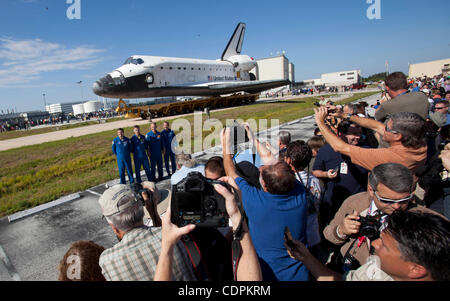 Cape Canaveral, in Florida - USA l'equipaggio di STS-135 comportano per le immagini nella parte anteriore della navetta spaziale Atlantis nella mattinata di martedì 17 maggio, 2011. Atlantis è pianificato per volare la missione finale del programma space shuttle ai primi di luglio. (Joel Kowsky/ZUMA Press) Foto Stock