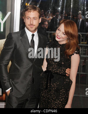 Luglio 19, 2011 - New York New York, Stati Uniti - Attori RYAN GOSLING ed EMMA STONE frequentare la New York premiere di "stupido pazzo amore" tenutasi presso il Teatro Ziegfeld. (Credito Immagine: © Nancy Kaszerman/ZUMAPRESS.com) Foto Stock