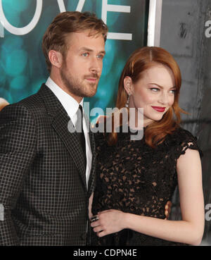 Luglio 19, 2011 - New York New York, Stati Uniti - Attori RYAN GOSLING ed EMMA STONE frequentare la New York premiere di "stupido pazzo amore" tenutasi presso il Teatro Ziegfeld. (Credito Immagine: © Nancy Kaszerman/ZUMAPRESS.com) Foto Stock