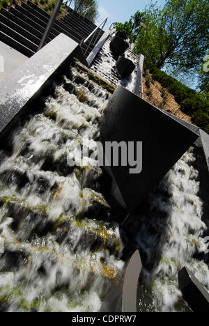 22 maggio 2011 - Oklahoma City, Oklahoma, Stati Uniti d'America - 22 maggio 2011. Funzione dell'acqua comprende una cascata di passo passo nella nuova miriade Giardini Botanici nel centro cittadino di Oklahoma City, Oklahoma, Stati Uniti d'America. (Credito Immagine: © Ralph Lauer/ZUMAPRESS.com) Foto Stock