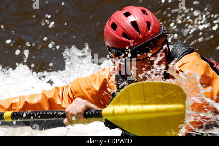 Giugno 26, 2011 - Lione, Colorado, Stati Uniti - Whitewater kayaker MARC GOULET riproduce in onda a recare il foro come la neve di primavera melt colpisce il suo picco questa settimana a causa di temperature nel novanta per zona di Denver. (Credito Immagine: © Ralph Lauer/ZUMAPRESS.com) Foto Stock