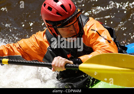 Giugno 26, 2011 - Lione, Colorado, Stati Uniti d'America - 26 giugno 2011. Whitewater Kayaker MARC GOULET riproduce in onda a portare il foro di Lione, Colorado come la neve di primavera melt colpisce il suo picco questa settimana a causa di temperature nel novanta per zona di Denver. (Credito Immagine: © Ralph Lauer/ZUMAPRESS.com) Foto Stock