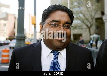 FILE FOTO - RAJ RAJARATNAM, ex hedge-fund tycoon e Galeone Group LLC co-fondatore è stato trovato colpevole su tutti e 5 i conteggi di cospirazione e 9 conteggi di valori mobiliari la frode. Rajaratnam è stato condannato per un periodo di sette anni di cospirazione per il commercio su informazioni privilegiate da dirigenti aziendali, banchieri, consulta Foto Stock