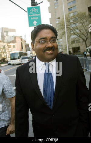 FILE FOTO - RAJ RAJARATNAM, ex hedge-fund tycoon e Galeone Group LLC co-fondatore è stato trovato colpevole su tutti e 5 i conteggi di cospirazione e 9 conteggi di valori mobiliari la frode. Rajaratnam è stato condannato per un periodo di sette anni di cospirazione per il commercio su informazioni privilegiate da dirigenti aziendali, banchieri, consulta Foto Stock