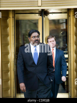 FILE FOTO - RAJ RAJARATNAM, ex hedge-fund tycoon e Galeone Group LLC co-fondatore è stato trovato colpevole su tutti e 5 i conteggi di cospirazione e 9 conteggi di valori mobiliari la frode. Rajaratnam è stato condannato per un periodo di sette anni di cospirazione per il commercio su informazioni privilegiate da dirigenti aziendali, banchieri, consulta Foto Stock