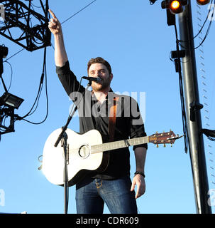 Apr. 30, 2011 - Indio, California, Stati Uniti d'America - musicista Chris giovani esegue come parte del quinto annuale Stagecoach il Festival di Musica Country della California che si svolge all'Impero Polo campo situato in Indio. I due festival si attraggono migliaia di musica country di vedere i fan di una varietà di artista o Foto Stock