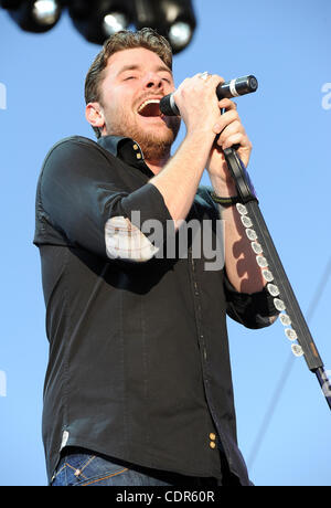 Apr. 30, 2011 - Indio, California, Stati Uniti d'America - musicista Chris giovani esegue come parte del quinto annuale Stagecoach il Festival di Musica Country della California che si svolge all'Impero Polo campo situato in Indio. I due festival si attraggono migliaia di musica country di vedere i fan di una varietà di artista o Foto Stock