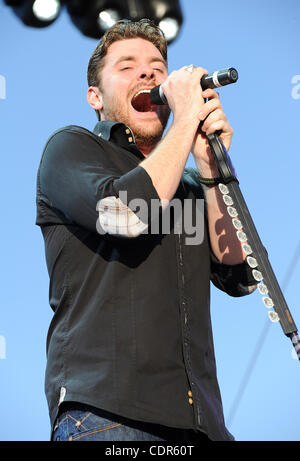 Apr. 30, 2011 - Indio, California, Stati Uniti d'America - musicista Chris giovani esegue come parte del quinto annuale Stagecoach il Festival di Musica Country della California che si svolge all'Impero Polo campo situato in Indio. I due festival si attraggono migliaia di musica country di vedere i fan di una varietà di artista o Foto Stock