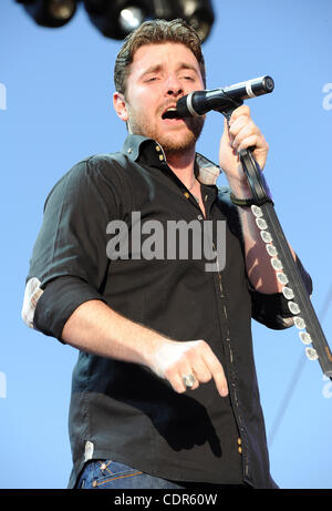 Apr. 30, 2011 - Indio, California, Stati Uniti d'America - musicista Chris giovani esegue come parte del quinto annuale Stagecoach il Festival di Musica Country della California che si svolge all'Impero Polo campo situato in Indio. I due festival si attraggono migliaia di musica country di vedere i fan di una varietà di artista o Foto Stock