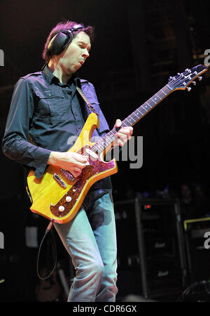 14 maggio 2011 - Columbia, Maryland, Stati Uniti d'America - chitarrista Paul Gilbert della band il sig. Big suona dal vivo come parte del terzo annuale di M3 Rock Festival che ha avuto luogo presso il Merriweather Post Pavilion si trova in Columbia. Copyright 2011 Jason Moore (credito Immagine: © Jason Moore/ZUMAPRESS.com) Foto Stock