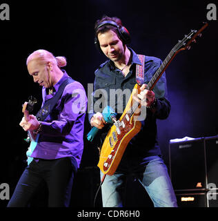 14 maggio 2011 - Columbia, Maryland, Stati Uniti d'America - bassista chitarrista BILLY SHEEHAN e il chitarrista Paul Gilbert della band il sig. Big suona dal vivo come parte del terzo annuale di M3 Rock Festival che ha avuto luogo presso il Merriweather Post Pavilion si trova in Columbia. Copyright 2011 Jason Moore (credito Immagine: © Jason Mo Foto Stock