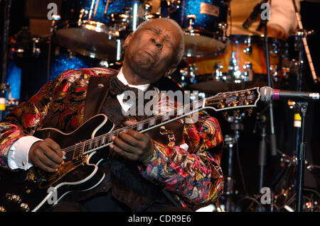 2 giugno 2011 - Norfolk, Virginia, Stati Uniti - BB King,15-tempo vincitore di Grammy e noto anche come il re del Blues, riproduce la sua chitarra per la folla al centro costante. (Credito Immagine: © Jeff Moore/ZUMAPRESS.com) Foto Stock