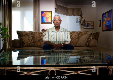 Jun 16, 2011 - Boynton Beach, Florida, Stati Uniti - FELIPE ROJAS ALOU circondato da memorabilia nella sua casa di Boynton Beach.ÊFelipe è stato un inizio e vocal sostenitore dei Domenicani nei maggiori campionati.Ê (credito Immagine: © Michael Francis McElroy/ZUMAPRESS.com) Foto Stock