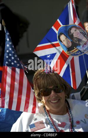 Apr. 27, 2011 - Londra, Regno Unito - i turisti si radunano fuori l'Abbazia di Westminster, 2 giorni in anticipo per vedere la coppia reale emergono insieme il giorno delle nozze il 29 aprile 2011. (Credito Immagine: © Mark Makela/ZUMAPRESS.com) Foto Stock