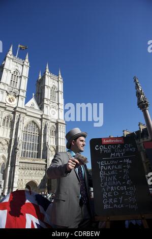 Apr. 27, 2011 - Londra, Regno Unito - Scommesse sono accettate come la probabilità di vincita per il colore del Queens hat e altre curiosità giorni fino al royal wedding on April 29, 2011 in Westminster Abbey. (Credito Immagine: © Mark Makela/ZUMAPRESS.com) Foto Stock