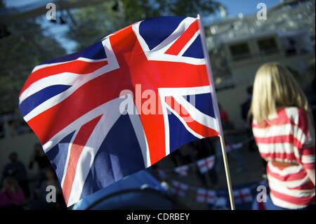 Apr. 27, 2011 - Londra, Regno Unito - i turisti si radunano fuori l'Abbazia di Westminster, 2 giorni in anticipo per vedere la coppia reale emergono insieme il giorno delle nozze il 29 aprile 2011. (Credito Immagine: © Mark Makela/ZUMAPRESS.com) Foto Stock