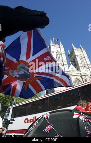 Apr. 27, 2011 - Londra, Regno Unito - i turisti si radunano fuori l'Abbazia di Westminster, 2 giorni in anticipo per vedere la coppia reale emergono insieme il giorno delle nozze il 29 aprile 2011. (Credito Immagine: © Mark Makela/ZUMAPRESS.com) Foto Stock