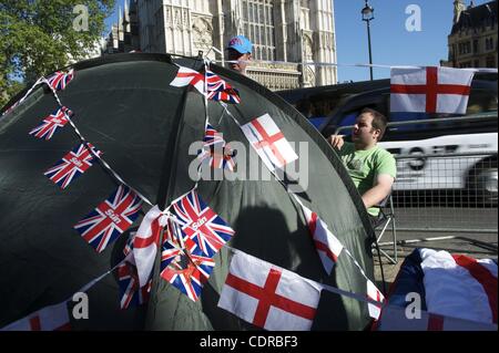 Apr. 27, 2011 - Londra, Regno Unito - i turisti si radunano fuori l'Abbazia di Westminster, 2 giorni in anticipo per vedere la coppia reale emergono insieme il giorno delle nozze il 29 aprile 2011. (Credito Immagine: © Mark Makela/ZUMAPRESS.com) Foto Stock