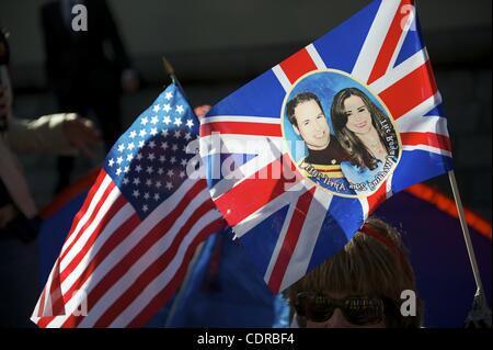 Apr. 27, 2011 - Londra, Regno Unito - i turisti si radunano fuori l'Abbazia di Westminster, 2 giorni in anticipo per vedere la coppia reale emergono insieme il giorno delle nozze il 29 aprile 2011. (Credito Immagine: © Mark Makela/ZUMAPRESS.com) Foto Stock