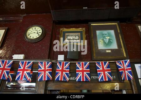 Apr. 27, 2011 - Londra, Regno Unito - Buntings dell Unione bandiere decorare un pub vicino a Westminster Abbe giorni fino a te royal wedding on April 29, 2011. (Credito Immagine: © Mark Makela/ZUMAPRESS.com) Foto Stock