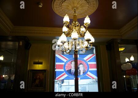 Apr. 27, 2011 - Londra, Regno Unito - Bandiere del Royal Wedding decorare pub vicino a Westminster Abbe giorni fino a te royal wedding on April 29, 2011. (Credito Immagine: © Mark Makela/ZUMAPRESS.com) Foto Stock