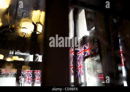 Apr. 27, 2011 - Londra, Regno Unito - Riflessioni dell'Unione flag è visto in un pub vicino a Westminster Abbe giorni fino a te royal wedding on April 29, 2011. (Credito Immagine: © Mark Makela/ZUMAPRESS.com) Foto Stock