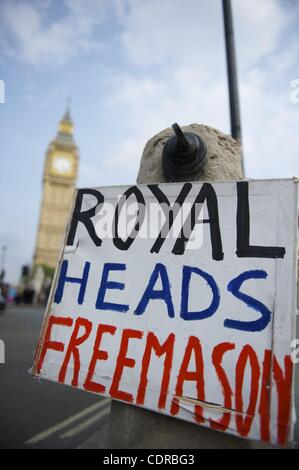 Apr. 27, 2011 - Londra, Regno Unito - manifesti di protesta etichettatura della famiglia reale dei framassoni adornano Westminster giorni fino al royal wedding on April 29, 2011. (Credito Immagine: © Mark Makela/ZUMAPRESS.com) Foto Stock