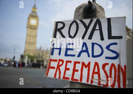 Apr. 27, 2011 - Londra, Regno Unito - manifesti di protesta etichettatura della famiglia reale dei framassoni adornano Westminster giorni fino al royal wedding on April 29, 2011. (Credito Immagine: © Mark Makela/ZUMAPRESS.com) Foto Stock