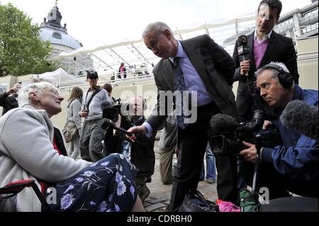 Apr. 27, 2011 - Londra, Inghilterra, Regno Unito - un giornalista televisivo conduce una intervista di Gwen Murray, 76, la seconda in linea fuori l'Abbazia di Westminster, il sito delle nozze reali del principe William e Kate Middleton il 29 aprile 2011. (Credito Immagine: © Mark Makela/ZUMAPRESS.com) Foto Stock