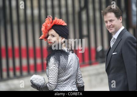 2 maggio 2011 - Londra, Inghilterra, Regno Unito - Il Vice Primo Ministro Nick Clegg e moglie, Miriam Gonzalez Durantez, arrivano per le nozze del principe William e Kate Middleton a Westminster Abbey. (Credito Immagine: © Mark Makela/ZUMAPRESS.com) Foto Stock