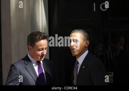 25 maggio 2011 - Londra, Inghilterra, Regno Unito - il Presidente Barack Obama arriva al 10 di Downing Street con il Primo Ministro David Cameron durante il suo primo Regno Unito Visita di Stato. (Credito Immagine: © Mark Makela/ZUMAPRESS.com) Foto Stock