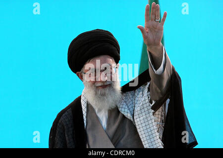 4 giugno 2011 - Teheran, Iran - Iran del leader supremo Ayatollah Ali Khamenei saluta la folla durante una cerimonia che segna il 22° anniversario della morte del compianto iraniano leader supremo il Grande Ayatollah Ruhollah Khomeini a Khomieni il santuario. L ayatollah Ruhollah Khomeini è il fondatore della Islamic Rep Foto Stock