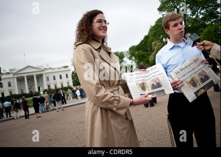 2 maggio 2011 - Washington, Distretto di Columbia, Stati Uniti - DIANA GIRARD, 27, Bethesda, Maryland e BRANDON EICKEL, 25 di Arlington, Virgina anong erano le persone si sono radunate davanti alla Casa Bianca il lunedì per celebrare la morte di Bin Laden. Il Presidente Obama ha affrontato la nazione Domenica notte dal Foto Stock