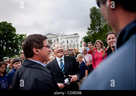 2 maggio 2011 - Washington, Distretto di Columbia, Stati Uniti - Fox News Channel personalità Geraldo Rivera si prepara ad andare su programmi televisivi dal vivo come le persone si radunano davanti alla Casa Bianca il lunedì per celebrare la morte di Bin Laden. La domenica sera il Presidente Obama ha affrontato la nazione dalla Sala Est del Foto Stock