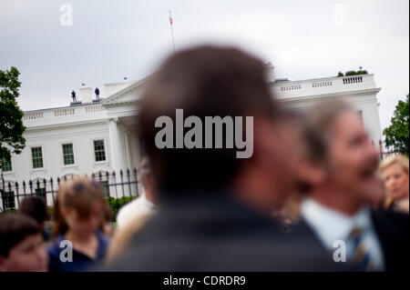 2 maggio 2011 - Washington, Distretto di Columbia, Stati Uniti - Servizio segreto cecchini guarda su frm in cima alla Casa Bianca come Fox News Channel personalità Geraldo Rivera si prepara ad andare su programmi televisivi dal vivo come le persone si radunano davanti alla Casa Bianca il lunedì per celebrare la morte di Bin Laden. Domenica notte Pres Foto Stock