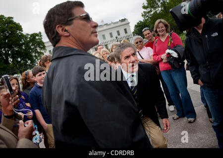 2 maggio 2011 - Washington, Distretto di Columbia, Stati Uniti - Fox News Channel personalità Geraldo Rivera si prepara ad andare su programmi televisivi dal vivo come le persone si radunano davanti alla Casa Bianca il lunedì per celebrare la morte di Bin Laden. La domenica sera il Presidente Obama ha affrontato la nazione dalla Sala Est del Foto Stock