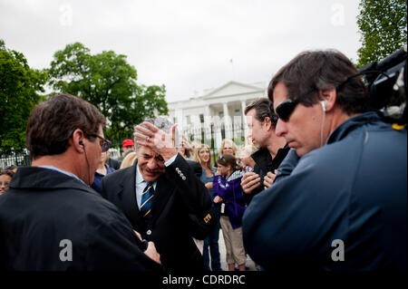 2 maggio 2011 - Washington, Distretto di Columbia, Stati Uniti - Fox News Channel personalità Geraldo Rivera si prepara ad andare su programmi televisivi dal vivo come le persone si radunano davanti alla Casa Bianca il lunedì per celebrare la morte di Bin Laden. La domenica sera il Presidente Obama ha affrontato la nazione dalla Sala Est del Foto Stock